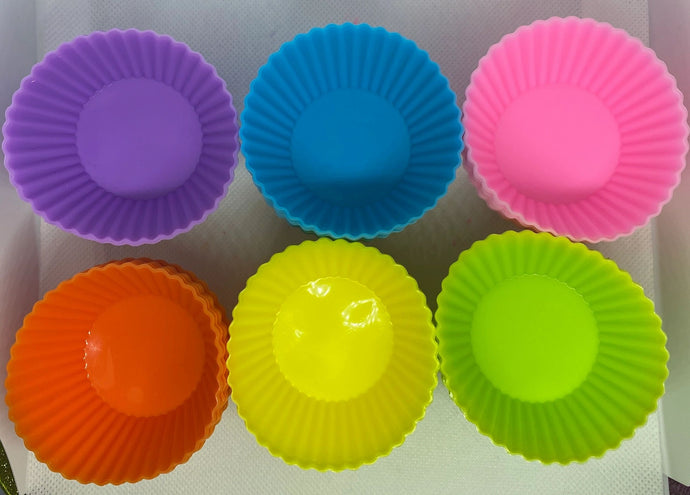 Silicone cupcake case, used on top of your burners to keep wax inside and easy clean up.