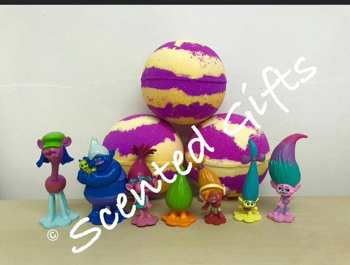 Troll Hidden Toy bath bomb scented in Rhubarb & Custard